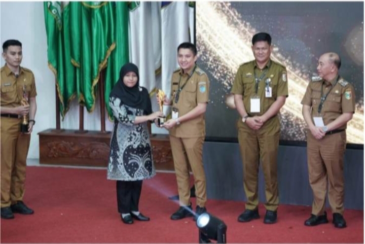 Sekelompok orang inovatif berseragam berdiri berdampingan mewakili Kabupaten Ogan Ilir di IGA Awards.