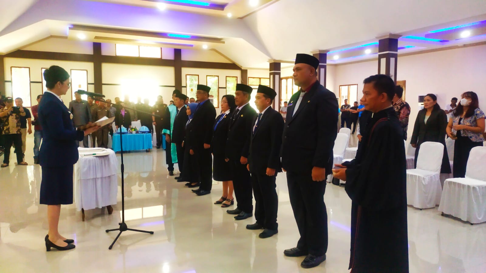 Rombongan Bupati Poso dan Pejabat Pimpinan Tinggi Pratama Eselon II berdiri di depan sebuah ruangan.