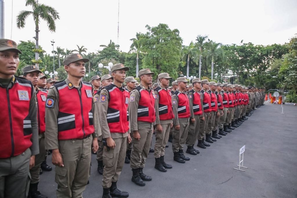 Sekelompok polisi, termasuk Kasatpol PP, antri menyikapi permasalahan PKL dan anggota bermain pungli.
