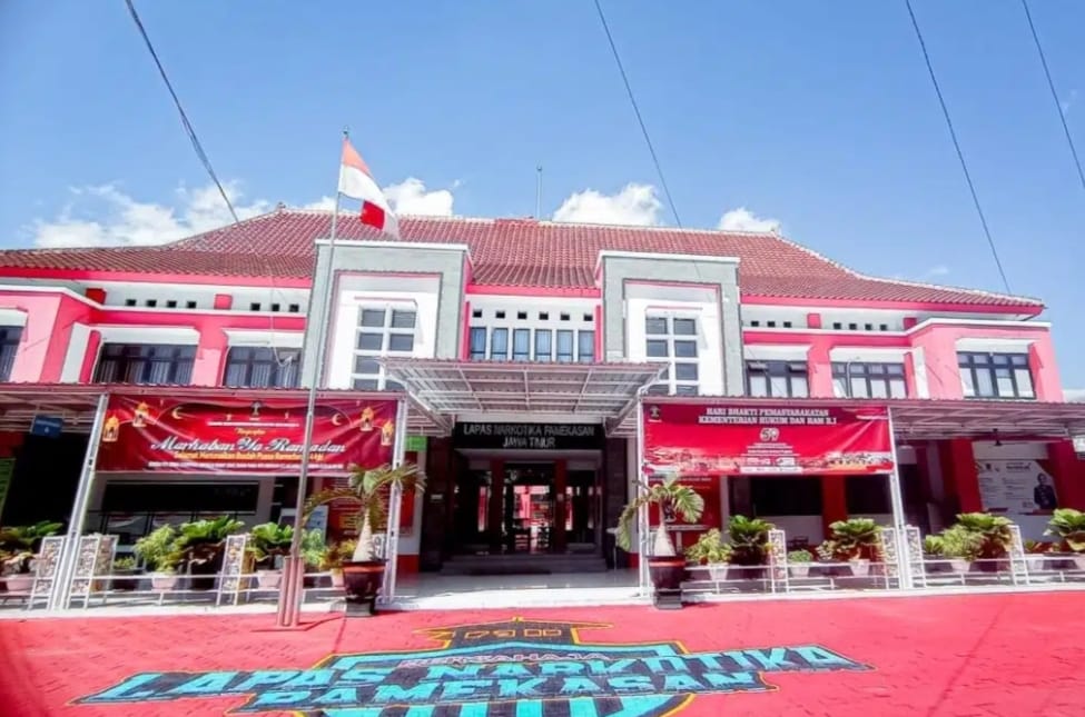 Gedung dengan karpet merah di depannya, cocok untuk Bisnis Kamar.