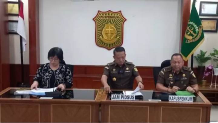 Tiga petugas Kejagung duduk di depan meja dengan kertas di depannya.