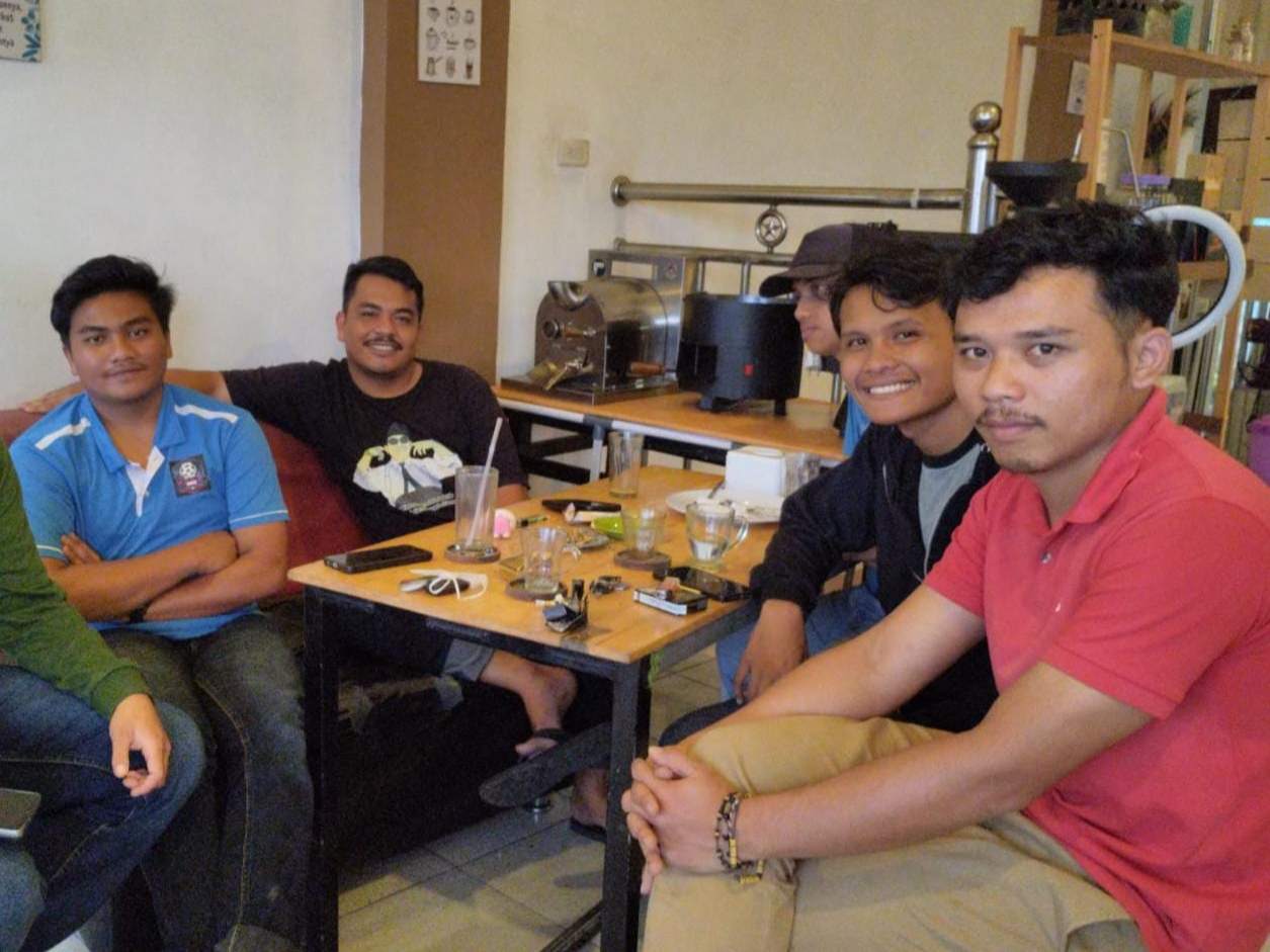 Sekelompok pria duduk di sebuah meja