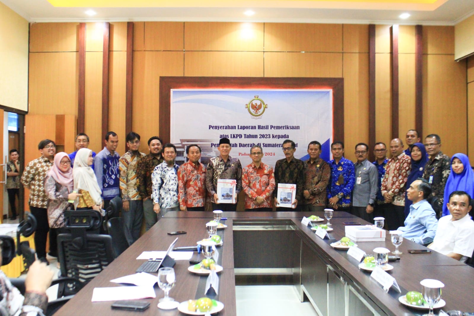 Bupati Pasaman Sabar AS, Terima Penghargaan Opini WTP dari BPK