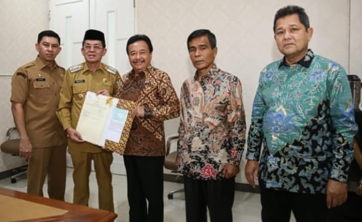 Pj Walikota Banda Aceh Terima ZNT dan Sertifikat Aset Pemko dari ATR/BPN