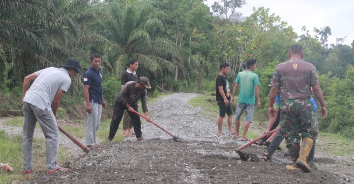 Wujud Kemanunggalan TNI dengan Masyarakat, Dansatgas Terjun Langsung Laksanakan Karya Bakti