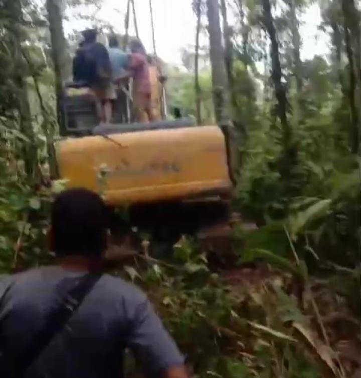 Ditolak Masyarakat Sinabuan Pambaloan Dua Koto Pasaman, Exsa Diduga PETI Digiring Paksa Keluar Oleh Aanggota LSM Setempat