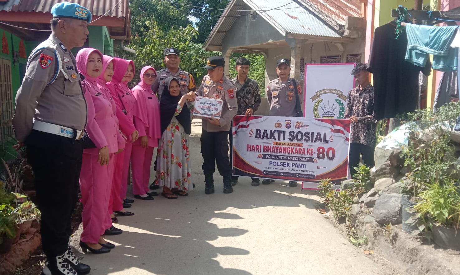Peringati HUT Bhayangkara ke-80, Polsek Panti Salurkan Bantuan Sosial Kepada Ibu Lansia dan Kurang Mampu.