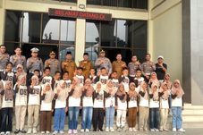 Bupati Pasaman Didampingi Kapolres Pasaman Lepas Keberangkatan Polisi Cilik (Pocil) Kabupaten Pasaman Berlomba Di Polda Sumbar.