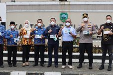 Kapolres Pasaman Bersama Forkopimda Turun ke Jalan Bagikan Masker Kepada Masyarakat Di Kota Lubuk Sikaping.