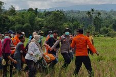 Tim Gabungan SAR Kabupaten Pasaman Bersama Masyarakat Temukan korban Hanyut Banjir Bandang di Sungai Gala Gala Nagari Simpang Tonang.