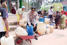 Peduli Warga Terdampak Kekeringan, Polsek Keluang Bagikan 10.000 Liter Air Bersih